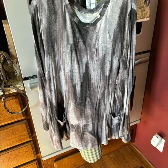 Logo 2X top, pockets, cute. - Picture 1 of 3